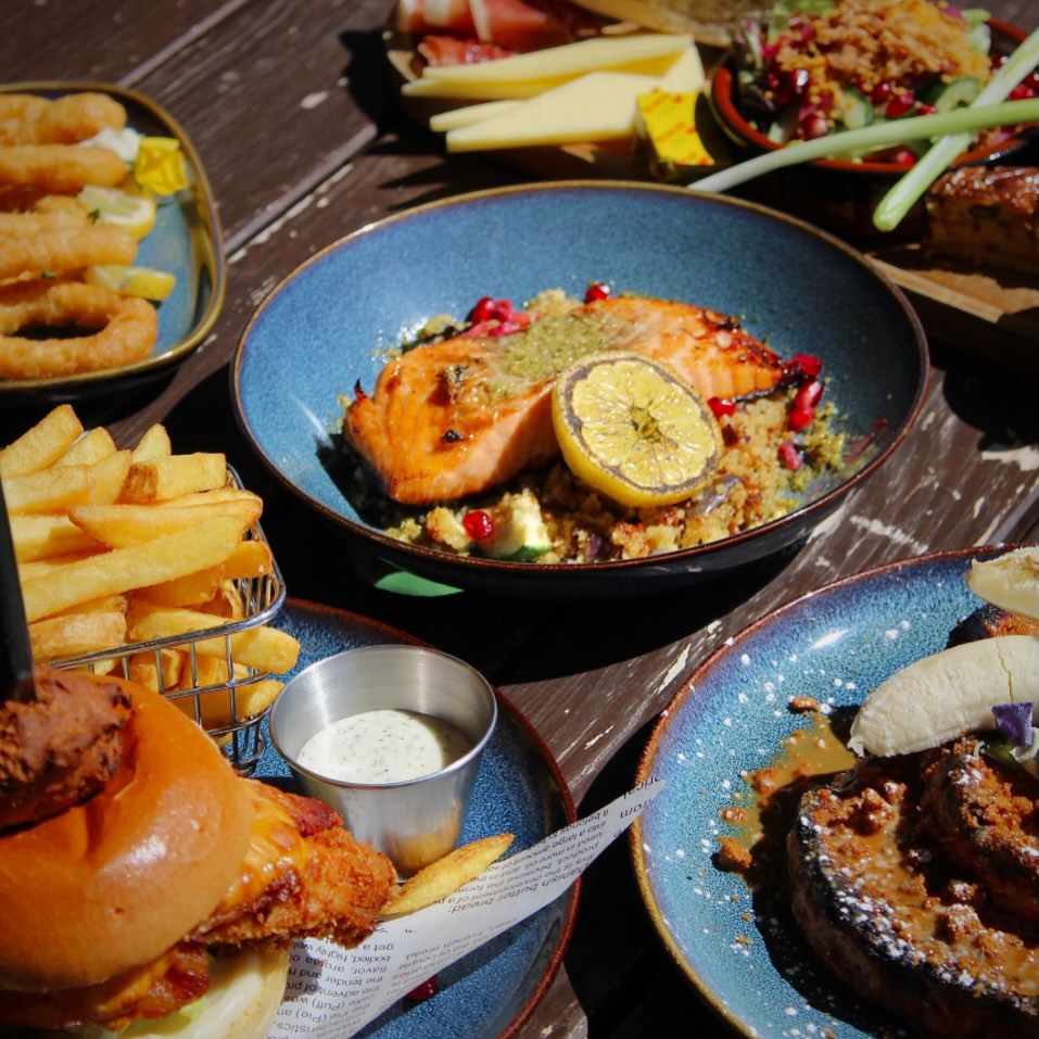 Food and drink at Nautico's